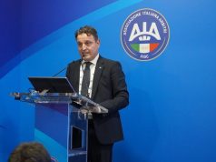 Caso Zappi AIA, patteggiamento respinto: AIA verso la crisi “Antonio Zappi presidente AIA durante una conferenza, crisi arbitrale e deferimento Procura FIGC.”
