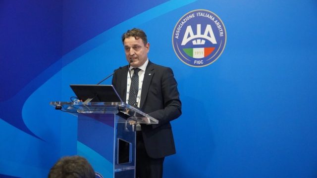 “Antonio Zappi presidente AIA durante una conferenza, crisi arbitrale e deferimento Procura FIGC.” “Antonio Zappi presidente AIA durante una conferenza, crisi arbitrale e deferimento Procura FIGC.”