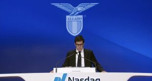 Lazio al Nasdaq: non quotazione, ma apertura al mercato USA Enrico Lotito al Nasdaq di New York durante la cerimonia di chiusura delle contrattazioni con il brand S.S. Lazio
