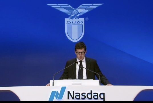 Lazio al Nasdaq: non quotazione, ma apertura al mercato USA Enrico Lotito al Nasdaq di New York durante la cerimonia di chiusura delle contrattazioni con il brand S.S. Lazio