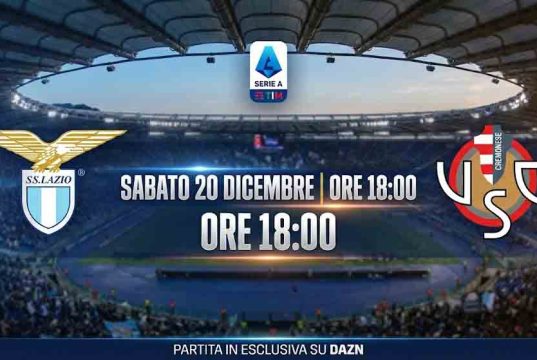 📺 Lazio – Cremonese: Dove vederla in TV e Streaming. Sarri in emergenza totale per l’Europa Grafica del match Lazio-Cremonese allo Stadio Olimpico con orario (18:00) e loghi delle due squadre.