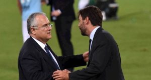 Se la Juve vale 2 miliardi, quanto vale davvero la Lazio? Se la Juventus vale 2 miliardi, quanto vale la Lazio? Lotito parla di 650 milioni: analisi tra numeri, asset e realtà del mercato.