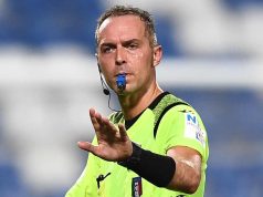 ⛔ MOVIOLA | Basta torti! Pairetto disastroso: rigori negati e gestione folle. I giornali lo bocciano L'arbitro Luca Pairetto circondato dalle proteste dei giocatori della Lazio durante il match contro la Cremonese.