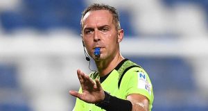 Lazio 📺 Open VAR, la beffa: “Tutto regolare”. Svelato l’audio tra Pairetto e il VAR su Noslin e Castellanos L'arbitro Pairetto a colloquio con la sala VAR indicando l'auricolare durante Lazio-Cremonese.