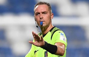 ⛔ MOVIOLA | Basta torti! Pairetto disastroso: rigori negati e gestione folle. I giornali lo bocciano L'arbitro Luca Pairetto circondato dalle proteste dei giocatori della Lazio durante il match contro la Cremonese.