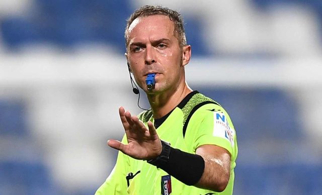 L'arbitro Luca Pairetto circondato dalle proteste dei giocatori della Lazio durante il match contro la Cremonese.