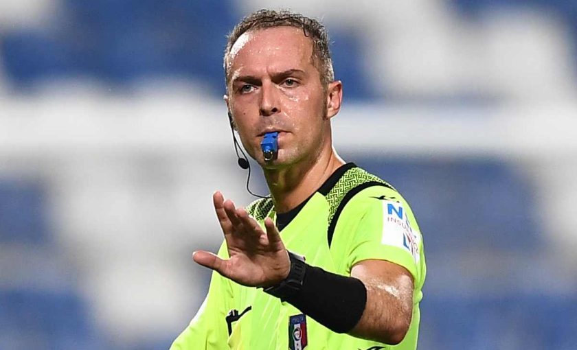 L'arbitro Pairetto a colloquio con la sala VAR indicando l'auricolare durante Lazio-Cremonese.