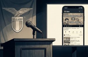 📢 EDITORIALE | Il silenzio non paga, i “meme” nemmeno. Lazio, ora serve alzare la voce (davvero) contro i torti Un microfono televisivo spento o vuoto con lo stemma della Lazio sullo sfondo, a simboleggiare il silenzio stampa.