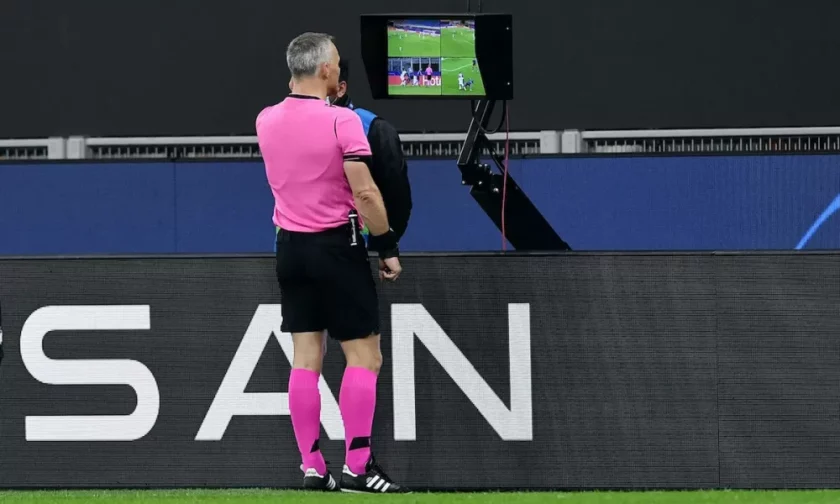 L'arbitro Luca Zufferli durante un controllo al VAR in Napoli-Lazio.