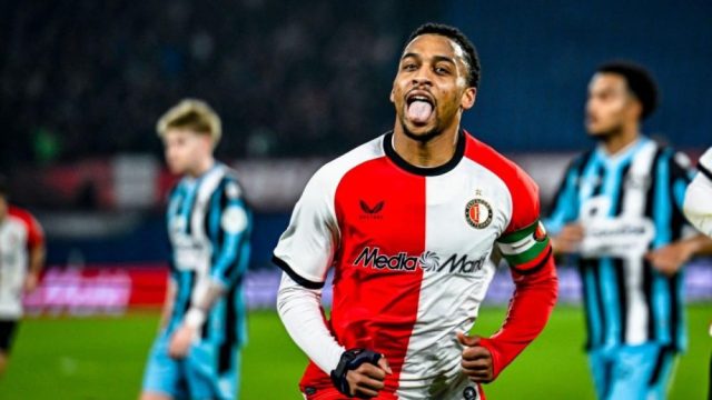 Quinten Timber con la maglia del Feyenoord durante una partita ufficiale
