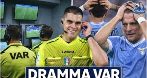 Open VAR e Lazio-Fiorentina: più dubbi che chiarezza Arbitro al monitor VAR durante una partita di Serie A della Lazio