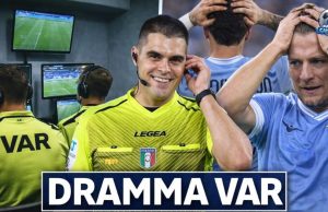 Open VAR e Lazio-Fiorentina: più dubbi che chiarezza Arbitro al monitor VAR durante una partita di Serie A della Lazio