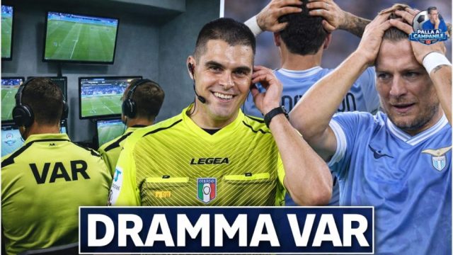 Arbitro al monitor VAR durante una partita di Serie A della Lazio Arbitro al monitor VAR durante una partita di Serie A della Lazio