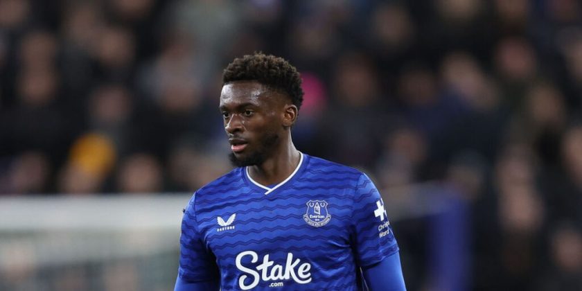 La Lazio torna sul mercato dei centrocampisti: dopo i no per Toth, Fabbian e Timber spunta Iroegbunam dell’Everton. Tutti i dettagli.