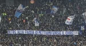 Lazio, l’ennesimo schiaffo di Lotito: pinguini e bugie tifosi della Lazio in contestazione con striscioni contro la presidenza Lotito