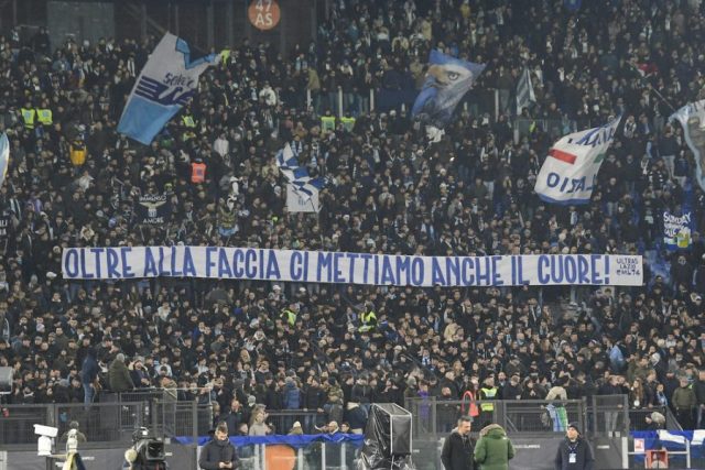 strischione-lotito tifosi della Lazio in contestazione con striscioni contro la presidenza Lotito
