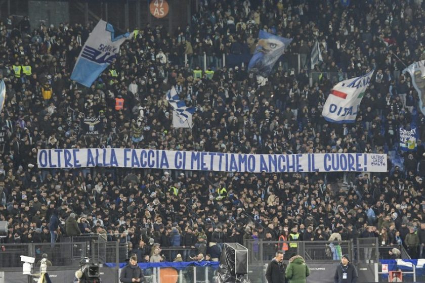 Uno striscione di contestazione dei tifosi della Lazio allo stadio