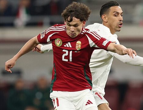 Lazio su Alex Tóth: parla l’agente. “Trattativa ferma: prima l’accordo tra i club” Alex Tóth con la maglia del Ferencváros durante un allenamento, obiettivo di mercato della Lazio.