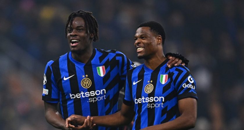Difesa dell’Inter in difficoltà contro il Napoli durante la partita di Serie A a San Siro