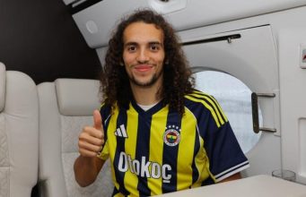 Guendouzi show a Istanbul: “Il derby? Sarà facile”. Subito sfida al Galatasaray Matteo Guendouzi scende dall'aereo a Istanbul con la sciarpa del Fenerbahce.