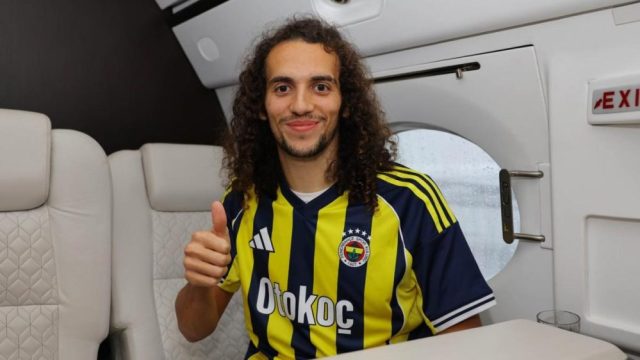 Matteo Guendouzi scende dall'aereo a Istanbul con la sciarpa del Fenerbahce.