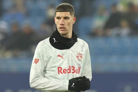Calciomercato Lazio, anche Ratkov può partire: la Bundesliga osserva, serviranno almeno 13 milioni Petar Ratkov posa con la maglia numero 20 della Lazio, prima intervista ufficiale.