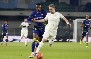 Intervista Taylor Lazio: l’evoluzione tattica, la Coppa Italia e il peso dello stadio vuoto Intervista Taylor Lazio: il centrocampista olandese in azione durante una partita all'Olimpico.