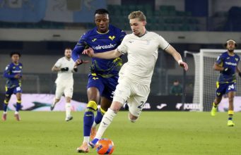 Intervista Taylor Lazio: l’evoluzione tattica, la Coppa Italia e il peso dello stadio vuoto Intervista Taylor Lazio: il centrocampista olandese in azione durante una partita all'Olimpico.