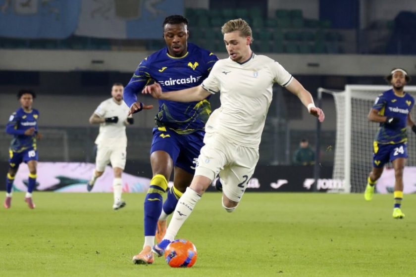 Pallone da calcio su un campo di Serie A durante una partita decisiva