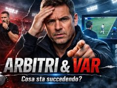 Caos Arbitri Serie A: Via al VAR a Chiamata contro la Crisi Arbitro di Serie A consulta il monitor VAR a bordo campo mentre è circondato da giocatori che protestano furiosamente.