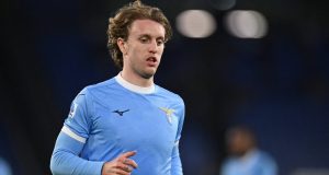 Infortunio Rovella: 1 clamoroso retroscena di mercato e il calvario del centrocampista Infortunio Rovella: il centrocampista a terra dolorante durante il match.