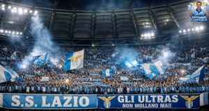 Lazio-Milan, colpo di scena Ultras: “Tutti allo stadio, poi fuori per sempre” Una coreografia imponente della Curva Nord della Lazio durante un derby del passato, simbolo dell'identità laziale.