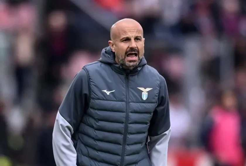 Il vice allenatore Marco Ianni esulta con la panchina della Lazio al triplice fischio di Bologna-Lazio.