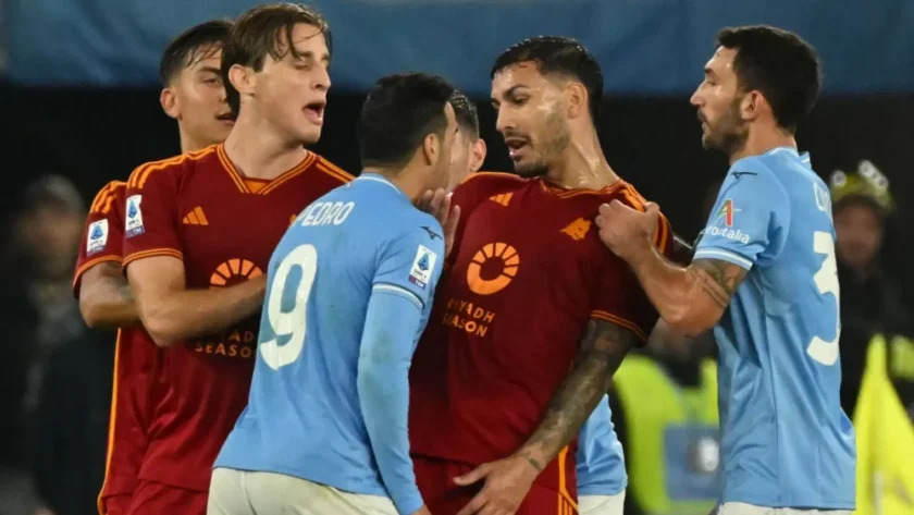 Maglia della Lazio e della Roma divise a metà per il derby