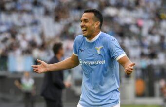 Il futuro di Pedro dopo l’addio: clamorosa idea sul tavolo L'ex attaccante della Lazio Pedro sorridente in borghese