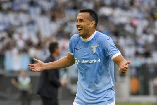 Il futuro di Pedro dopo l’addio: clamorosa idea sul tavolo L'ex attaccante della Lazio Pedro sorridente in borghese