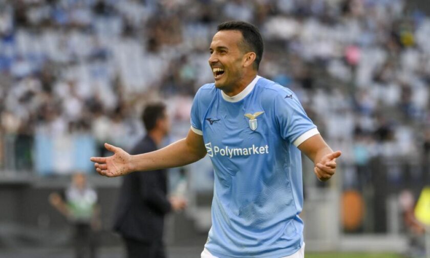 Il logo del main sponsor Polymarket sulla maglia della Lazio