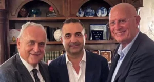 Ufficiale, Lotito acquista la Reggina: l’annuncio Il sindaco Francesco Cannizzaro durante un'intervista con i giornalisti