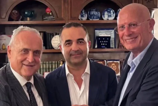 Ufficiale, Lotito acquista la Reggina: l’annuncio Il sindaco Francesco Cannizzaro e Claudio Lotito sorridenti