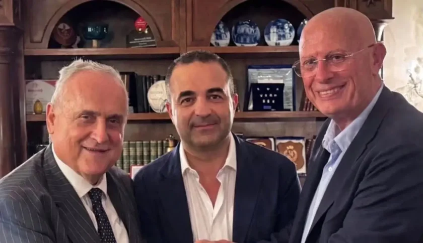Il sindaco Francesco Cannizzaro durante un'intervista con i giornalisti