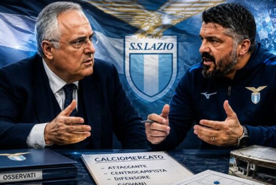 Contratto Gattuso-Lazio: svelati i dettagli del deposito Gennaro Gattuso firma i documenti ufficiali con lo stemma della Lazio