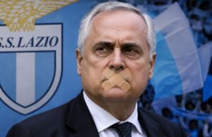 Lotito e l’ombra della Reggina: esplode l’ira dei laziali Claudio Lotito con lo sguardo severo durante una partita della Lazio