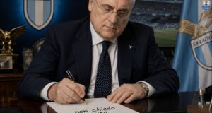 Lazio unica ancora bloccata: Monza, Sassuolo e Como risolvono, Lotito davanti a un bivio Nella lunga lettera ai tifosi Claudio Lotito parla di futuro, sostenibilità e Flaminio. Ma quante volte chiede davvero scusa? Ecco la risposta.