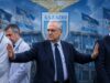 Lazio, rivoluzione interna: via lo staff medico e Floridi. Lotito cambia tutto La Lazio cambia volto: addio allo staff medico e a Emanuele Floridi. Lotito avvia una profonda riorganizzazione interna dopo una stagione difficile.