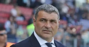 Lazio-Peruzzi, fumata bianca a un passo: il nuovo ruolo Angelo Peruzzi a bordo campo con la divisa ufficiale della Lazio