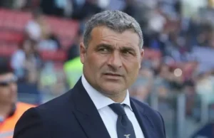 Peruzzi alla Lazio: la condizione per dire sì a Lotito Angelo Peruzzi a bordo campo con l'abbigliamento ufficiale della Lazio