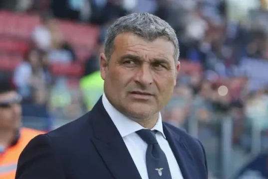 Peruzzi alla Lazio: la condizione per dire sì a Lotito Angelo Peruzzi a bordo campo con l'abbigliamento ufficiale della Lazio