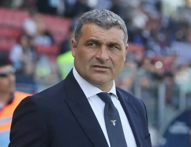 peruzzi lazio Angelo Peruzzi a bordo campo con l'abbigliamento ufficiale della Lazio