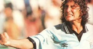Addio a Igor Protti: il calcio italiano piange un bomber vero, indimenticabile anche alla Lazio È morto Igor Protti a 58 anni dopo una lunga battaglia contro un tumore. L'ex attaccante della Lazio è ricordato per il gol nel derby e il trenino sotto la Curva Sud.