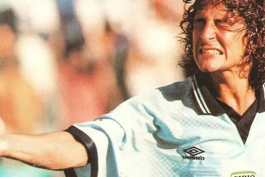 Addio a Igor Protti: il calcio italiano piange un bomber vero, indimenticabile anche alla Lazio È morto Igor Protti a 58 anni dopo una lunga battaglia contro un tumore. L'ex attaccante della Lazio è ricordato per il gol nel derby e il trenino sotto la Curva Sud.